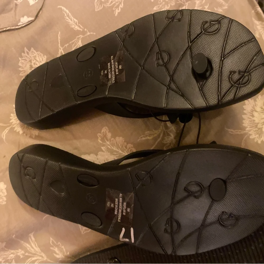 Two pairs of black sandals in size 5. Guess and SO. - Picture 3 of 8